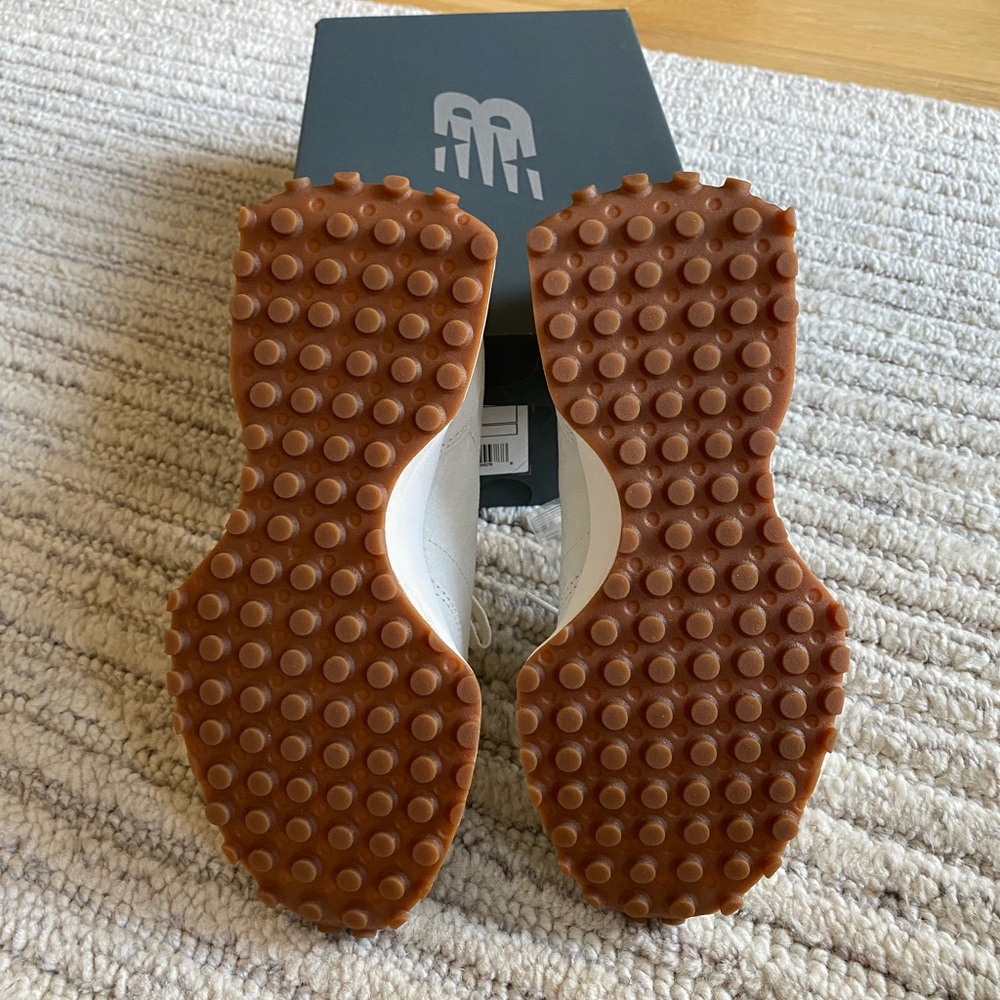 🤍NIB New Balance X Bandier 327 ‘Move Her World’ Sea Salt Sneakers🤍 - Picture 4 of 5